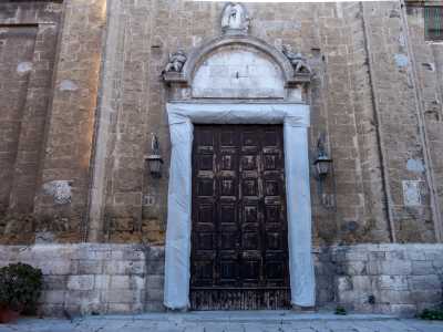 ...e il grande portale in pietra � attualmente coperto da un telone poich� danneggiato